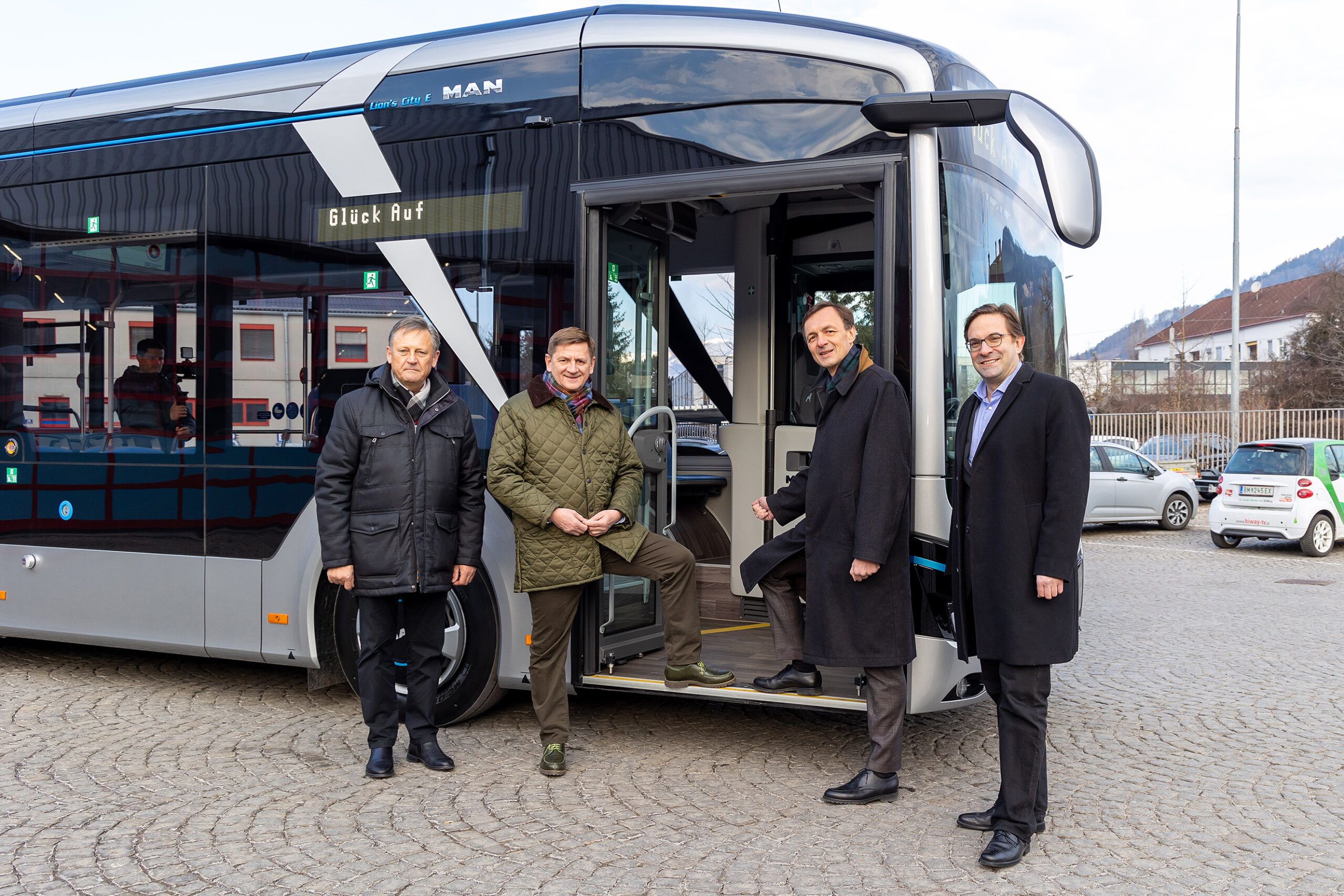 Übergabe eines E-Vorführbusses der Marke MAN