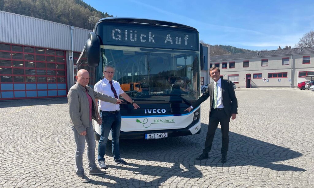 Übergabe eines E-Vorführbusses der Marke IVECO