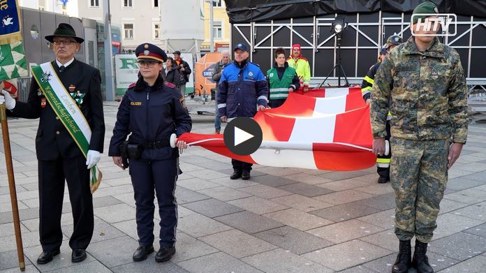 Eine Parade zu Ehren der Einsatzorganisationen